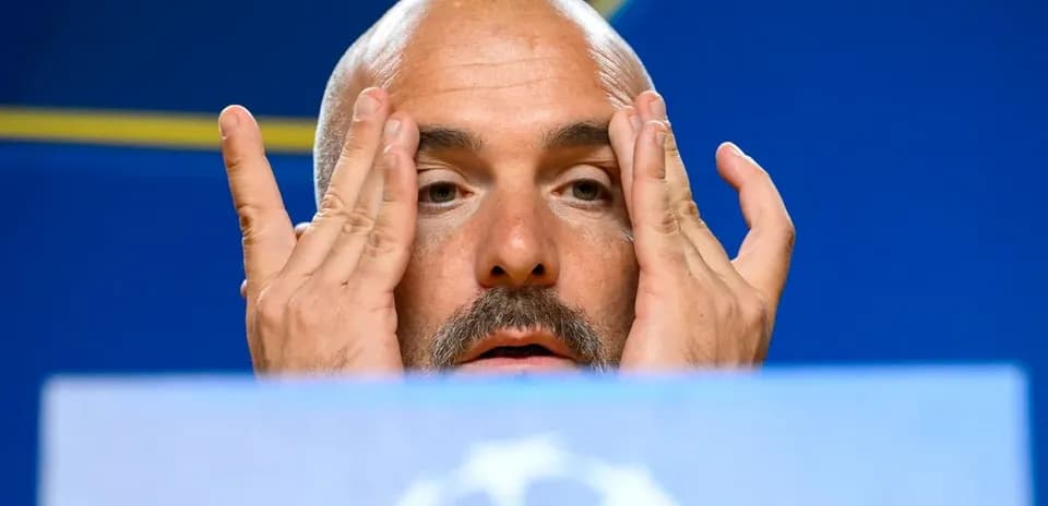 Entrenador en conferencia de prensa con gesto pensativo