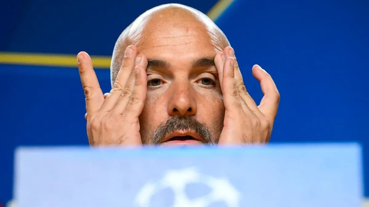 Entrenador en conferencia de prensa con gesto pensativo