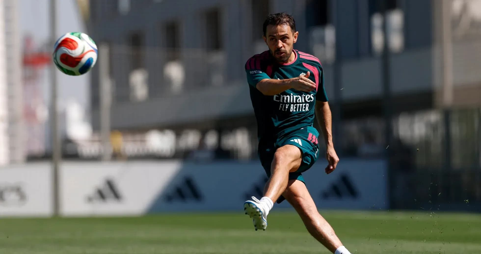 Jugador pateando balón durante entrenamiento en campo