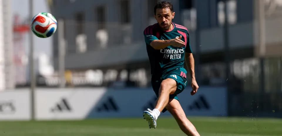 Jugador pateando balón durante entrenamiento en campo
