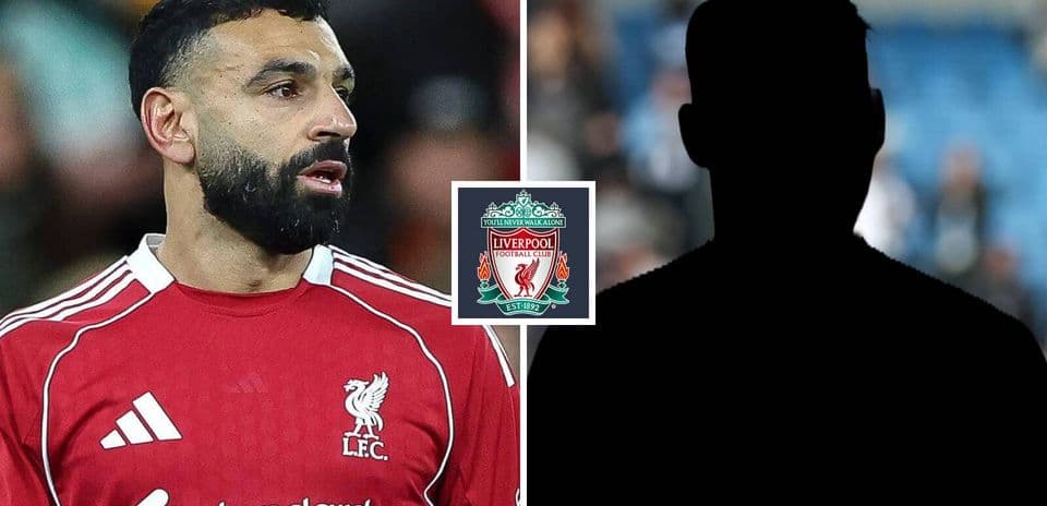 Mohamed Salah en uniforme de Liverpool, silueta a la derecha