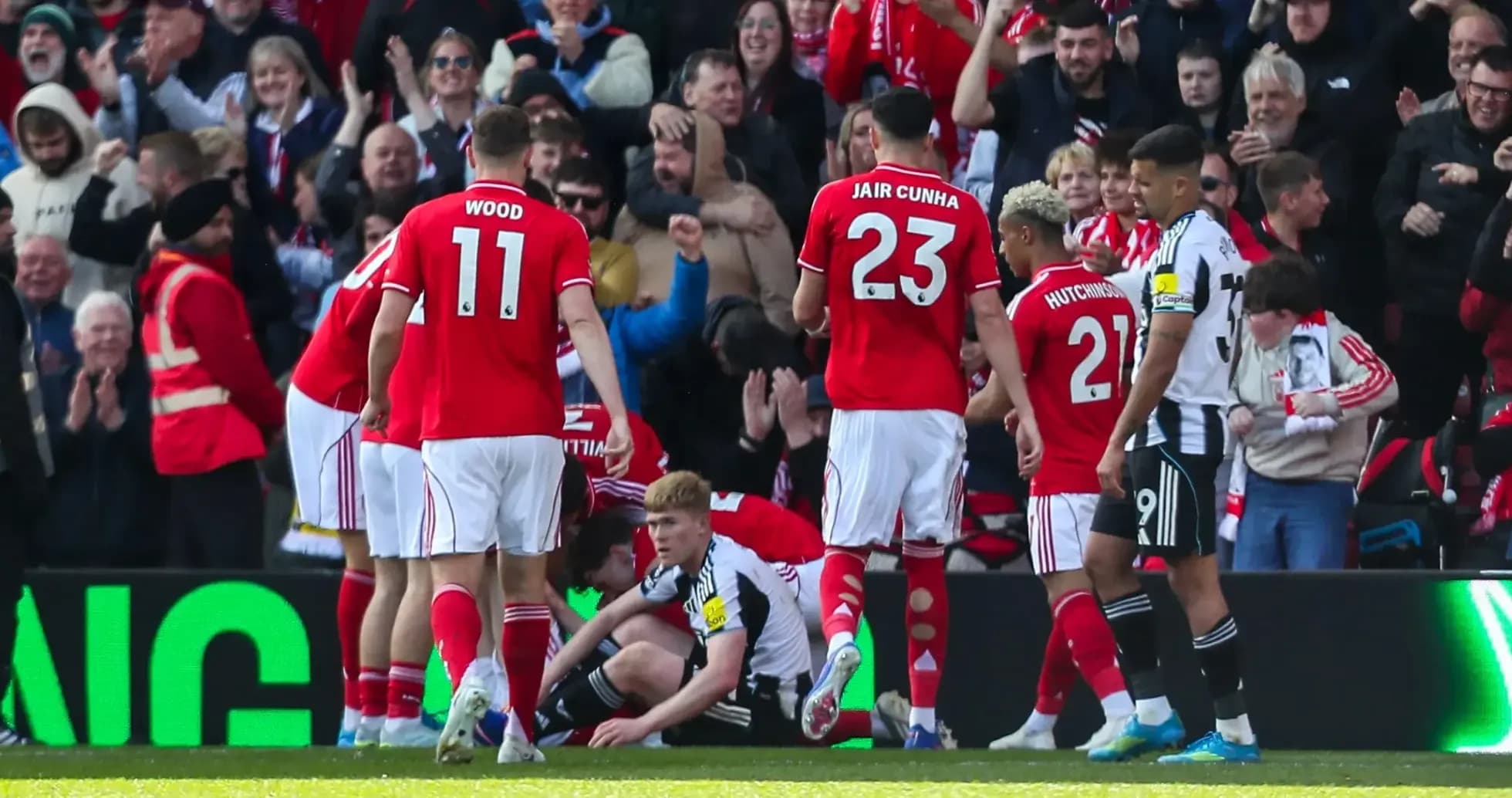 Jugadores de Nottingham Forest y Newcastle en acción