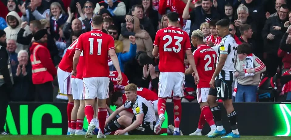 Jugadores de Nottingham Forest y Newcastle en acción