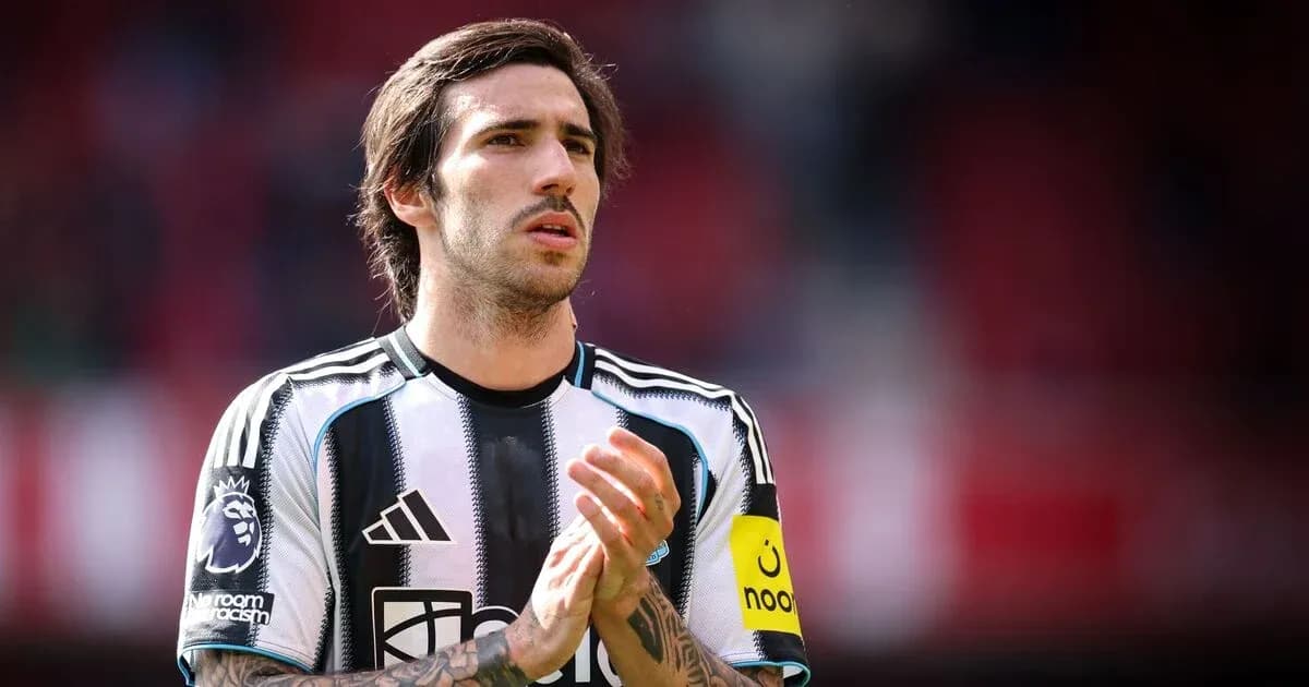 Jugador aplaudiendo en el campo durante un partido