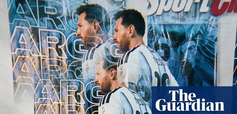 Jugador argentino con camiseta de fútbol en evento