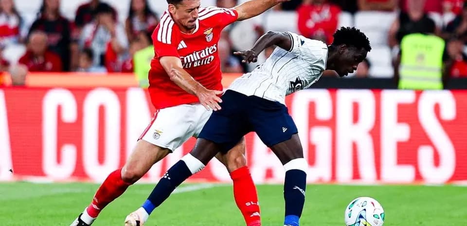 Jugador de Benfica desafiando a oponente de Aarhus