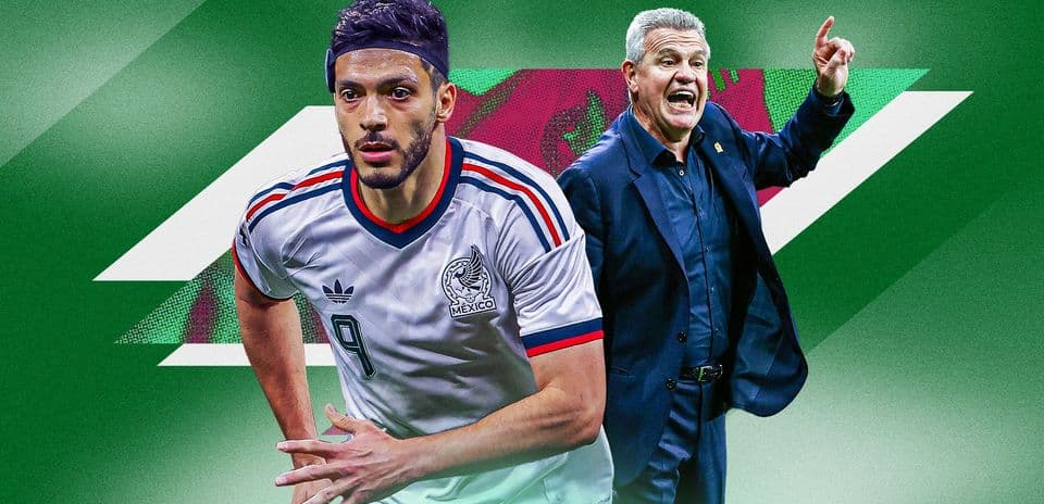 Jugador de México con entrenador en fondo verde