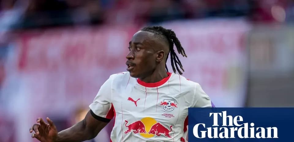 Jugador de RB Leipzig corriendo durante el partido