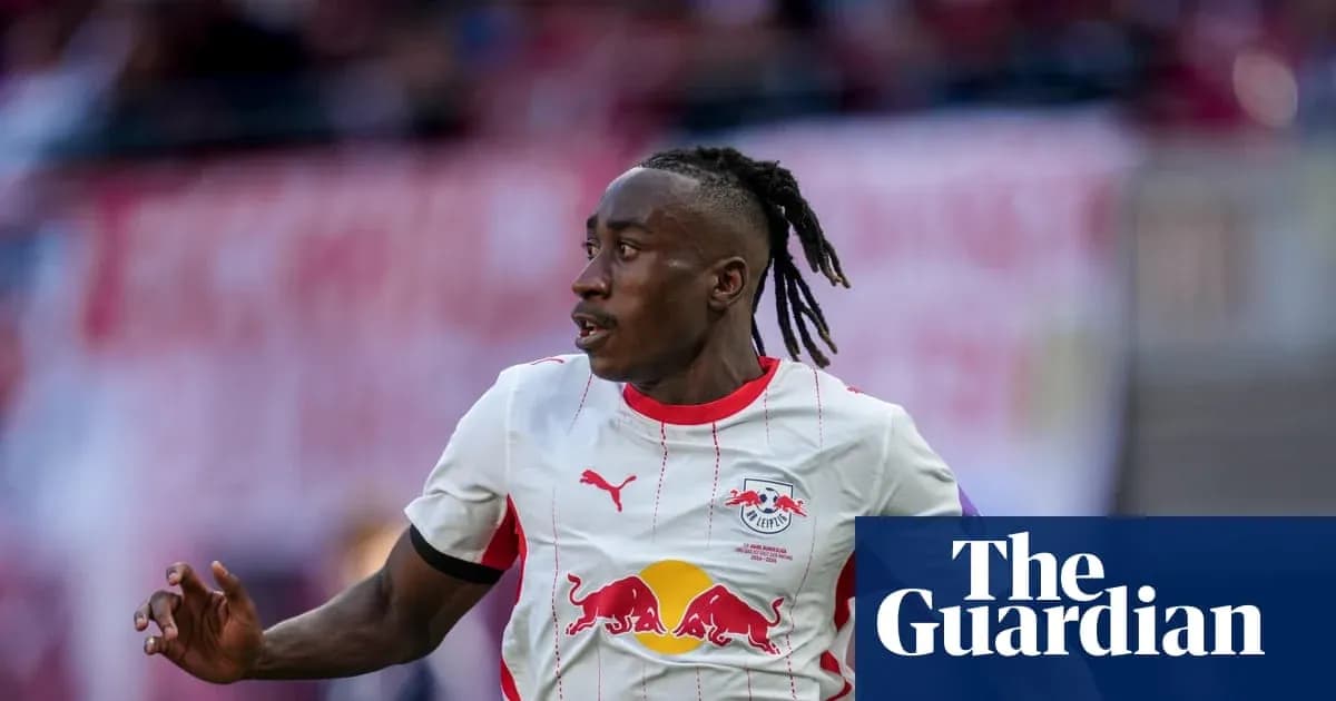 Jugador de RB Leipzig corriendo durante el partido