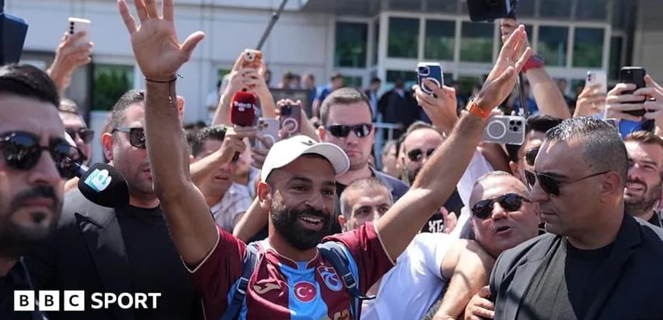 Jugador saludando a la multitud tras su llegada