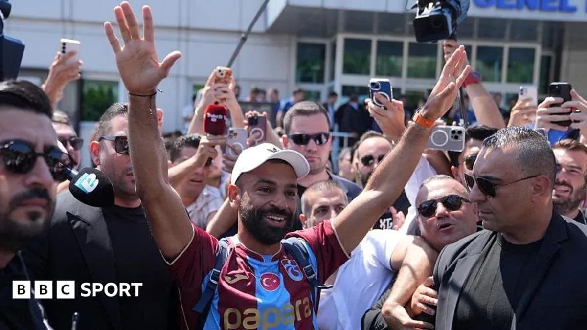 Jugador saludando a la multitud tras su llegada