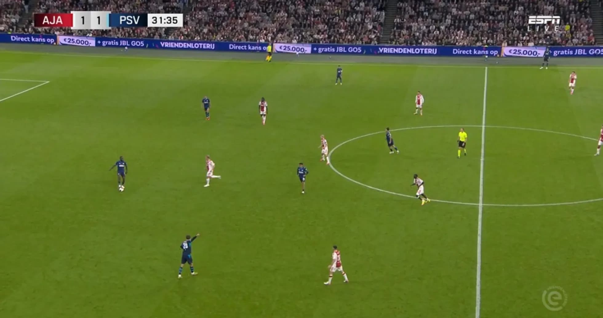 Partido de fútbol entre Ajax y PSV en curso