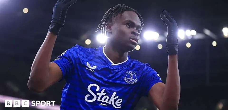 Jugador de Everton celebrando en el campo de juego