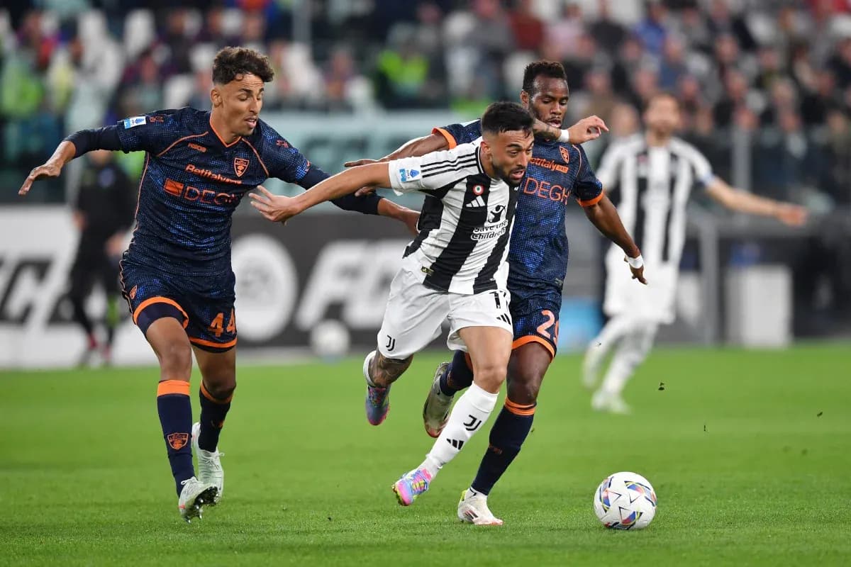 Jugador de Juventus driblando entre defensores de Lecce