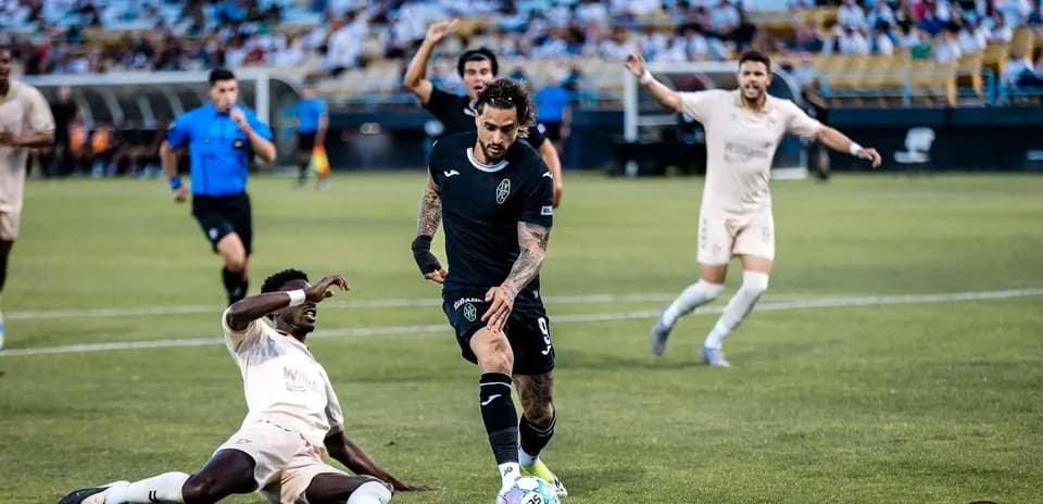 Jugador de Las Vegas Lights esquivando a un rival