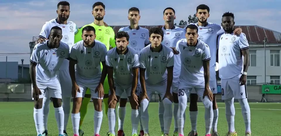 Equipo de Ararat-Armenia posando en el campo