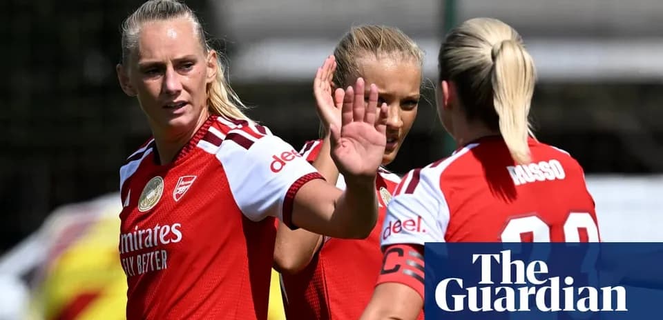 Jugadoras de Arsenal en entrenamiento saludando entre ellas