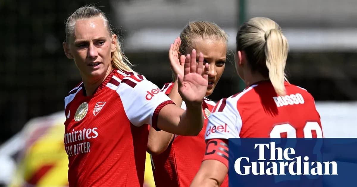 Jugadoras de Arsenal en entrenamiento saludando entre ellas