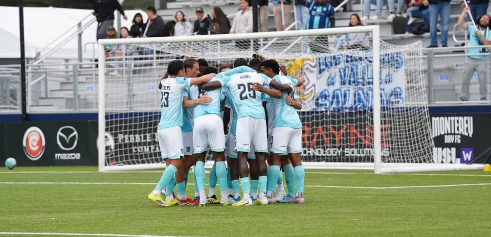 Jugadores de Monterey Bay celebrando en el campo