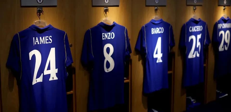 Camisetas de jugadores en vestuario del Chelsea