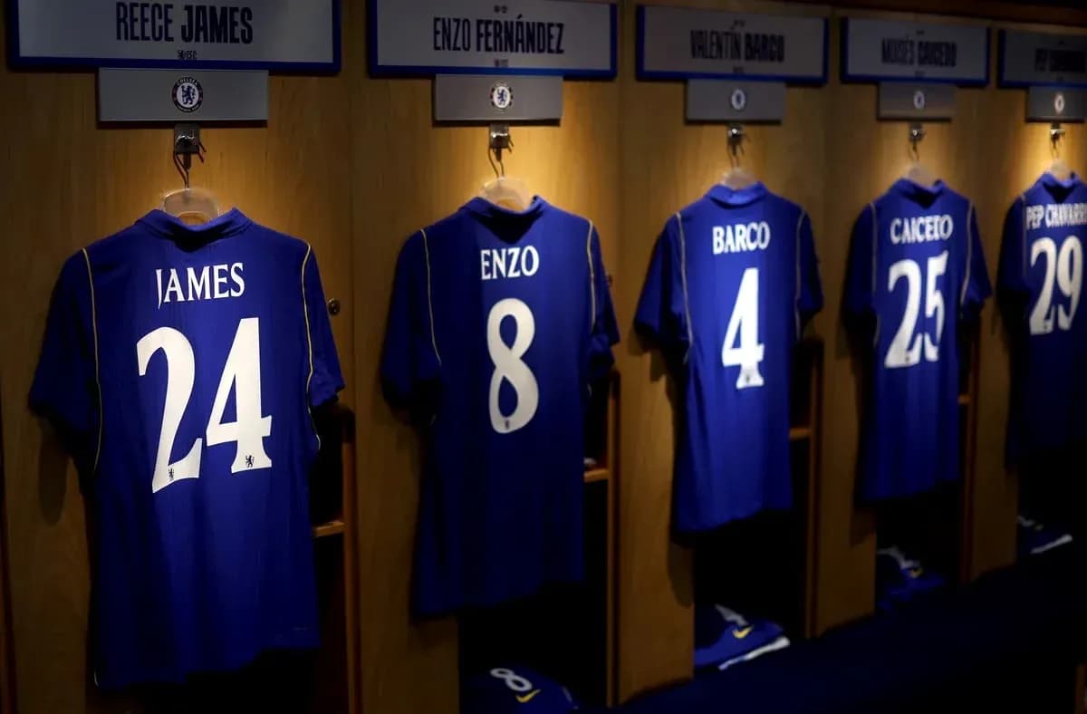 Camisetas de jugadores en vestuario del Chelsea