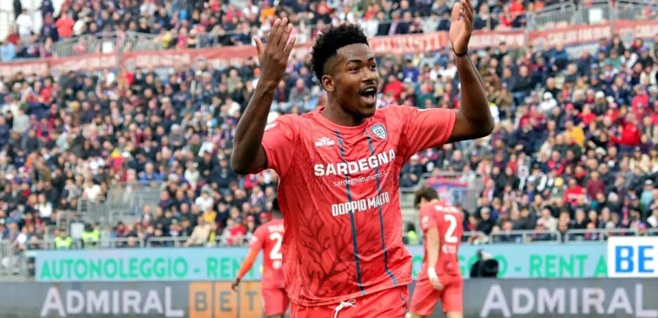 Jugador celebrando en partido de fútbol con público