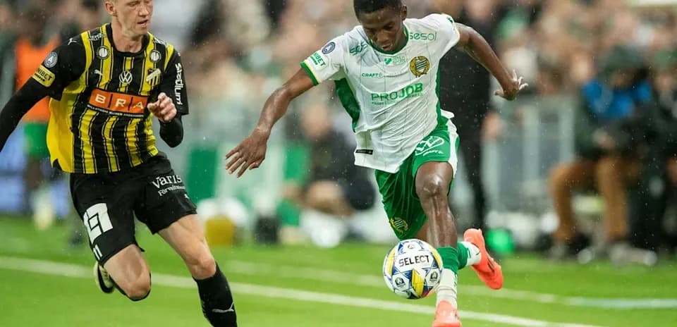 Jugador con balón esquivando a oponente en el campo