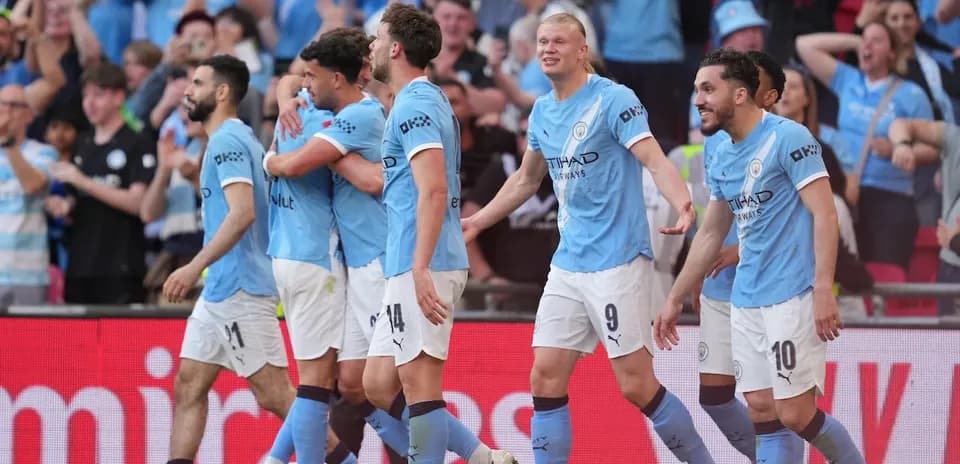 Jugadores de Manchester City celebrando un gol