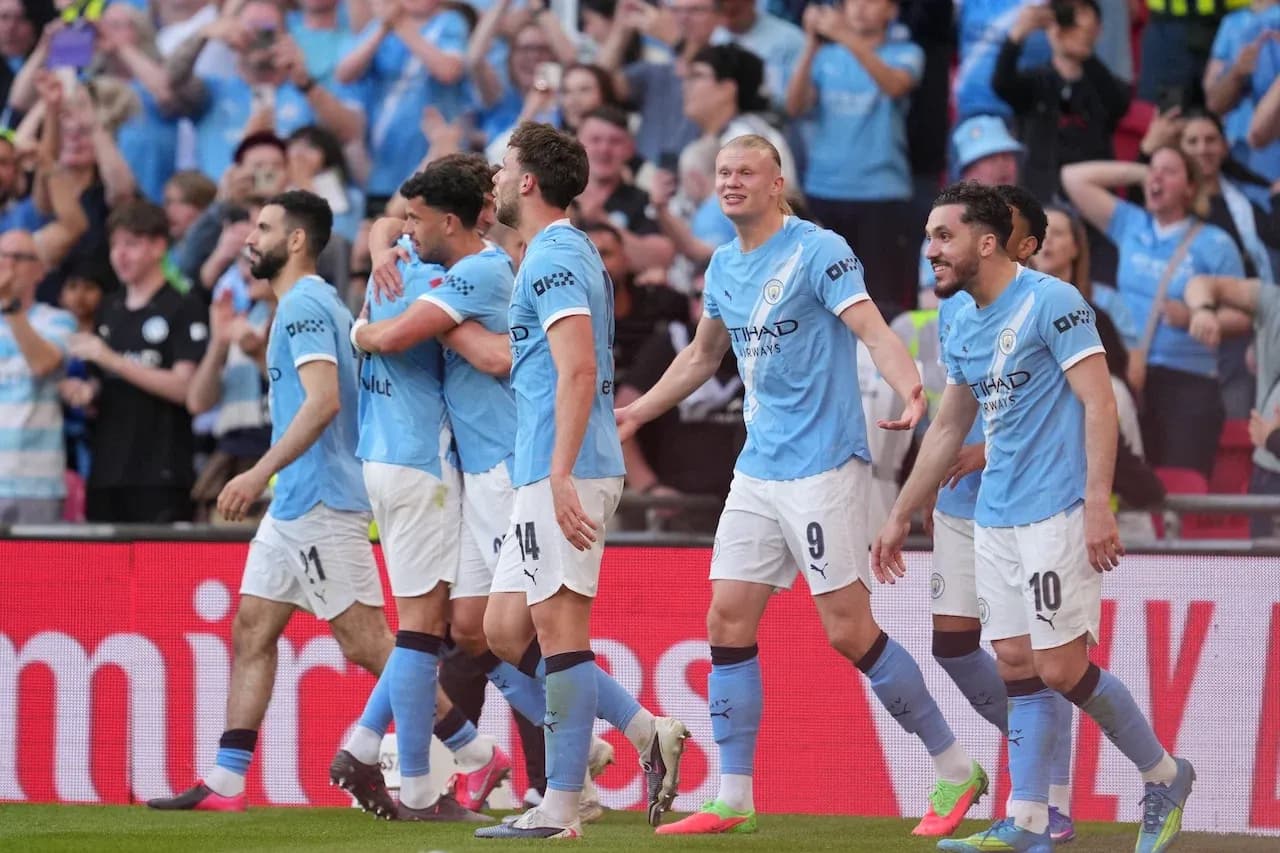 Jugadores de Manchester City celebrando un gol