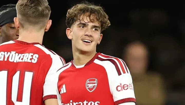 Jugador de Arsenal sonriendo en celebración