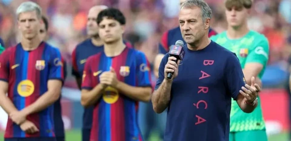 Entrenador hablando ante jugadores del FC Barcelona