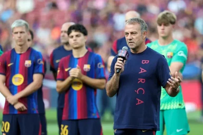 Entrenador hablando ante jugadores del FC Barcelona