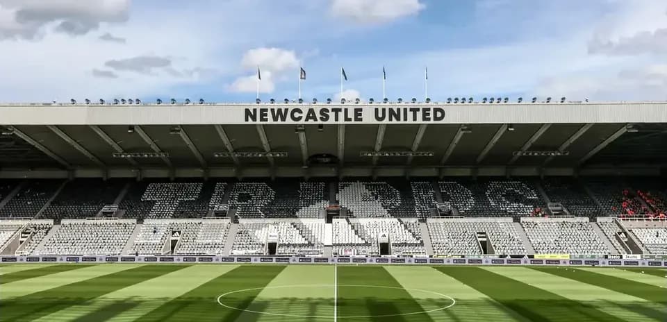 Estadio de Newcastle United con césped y gradas vacías