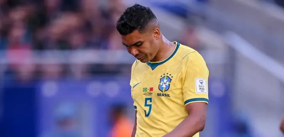 Jugador de Brasil con camiseta amarilla caminando cabizbajo