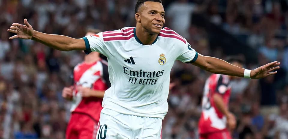 Jugador de Real Madrid celebra un gol durante partido