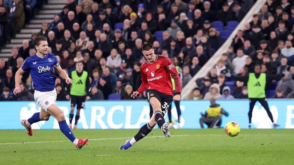 Jugador de Manchester United disparando a puerta