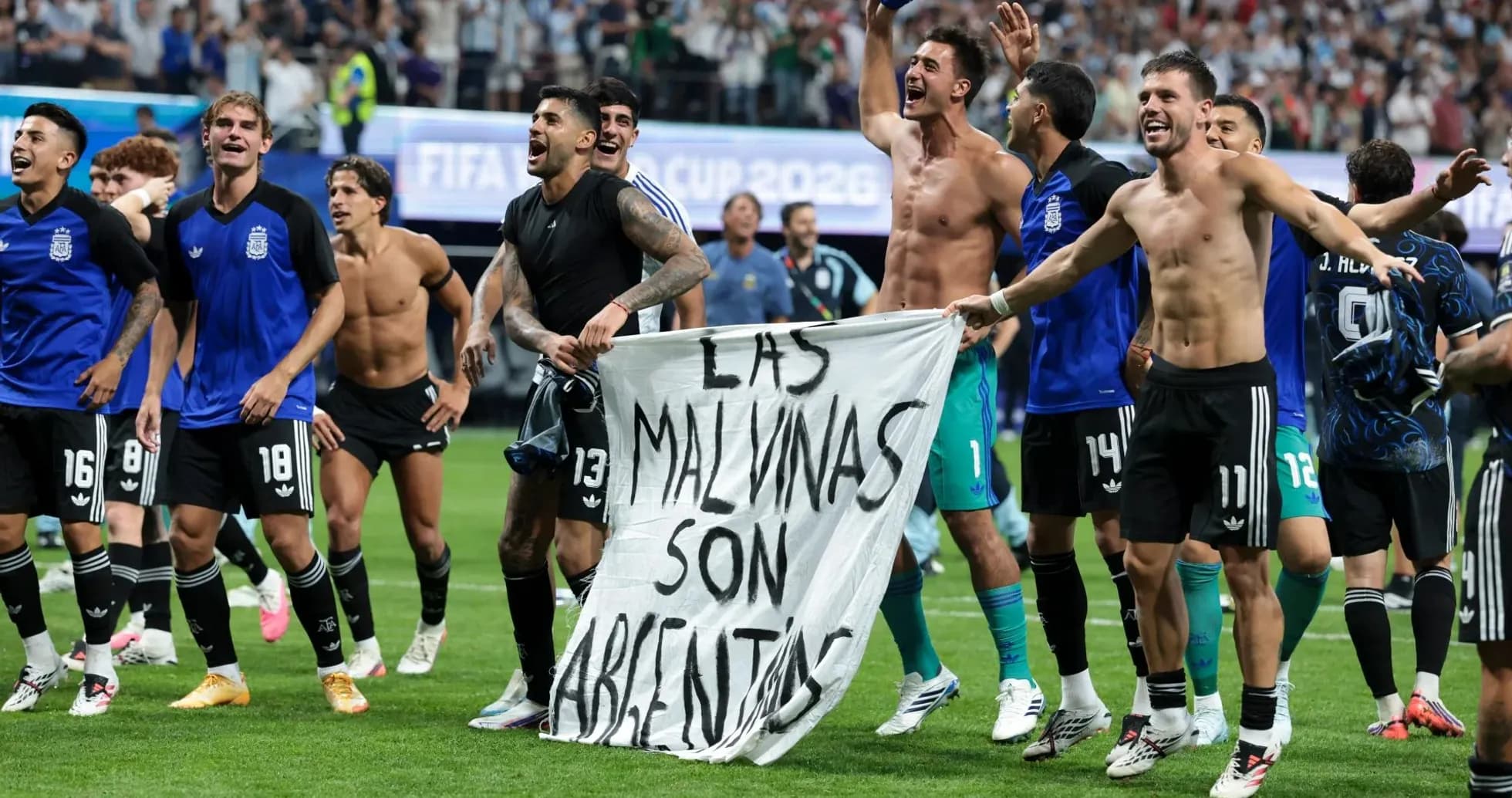 Jugadores de Argentina celebrando con una pancarta