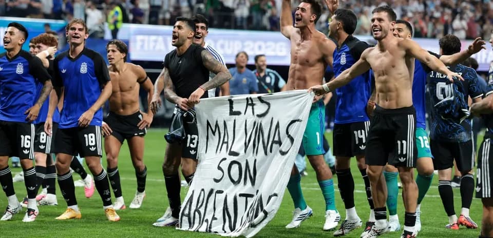 Jugadores de Argentina celebrando con una pancarta