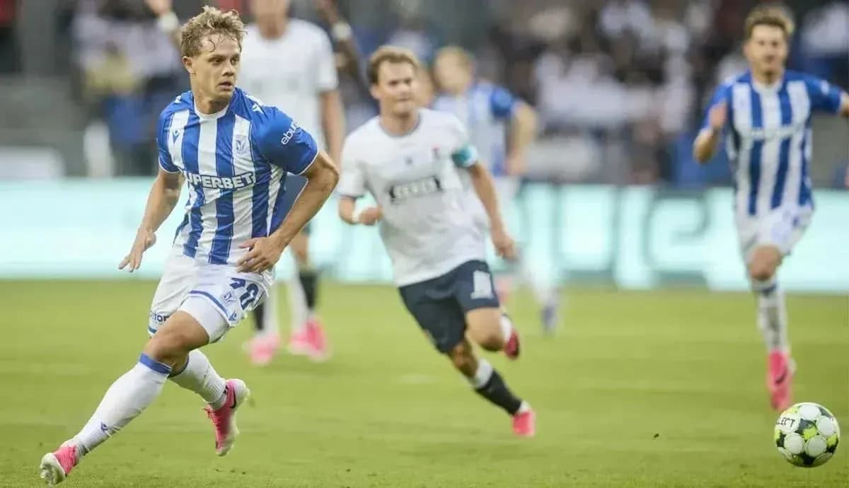 Jugador de Lech Poznan en acción durante el partido