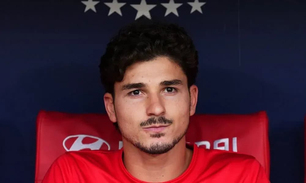 Jugador sentado en el banquillo durante el partido