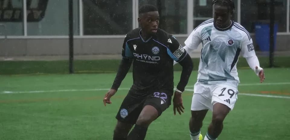 Dos jugadores compitiendo en un partido de fútbol