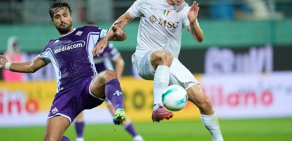 Jugadores de Fiorentina y Atalanta en acción