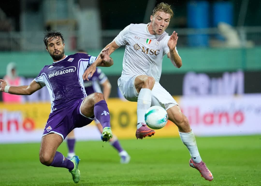 Jugadores de Fiorentina y Atalanta en acción