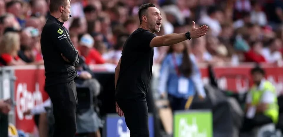 Entrenador gesticulando durante el partido en la banda