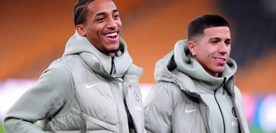 Dos jugadores de fútbol sonriendo en el campo