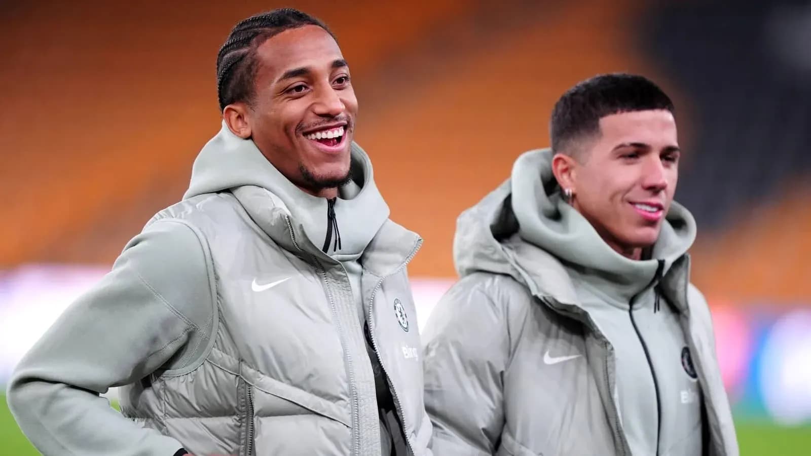 Dos jugadores de fútbol sonriendo en el campo