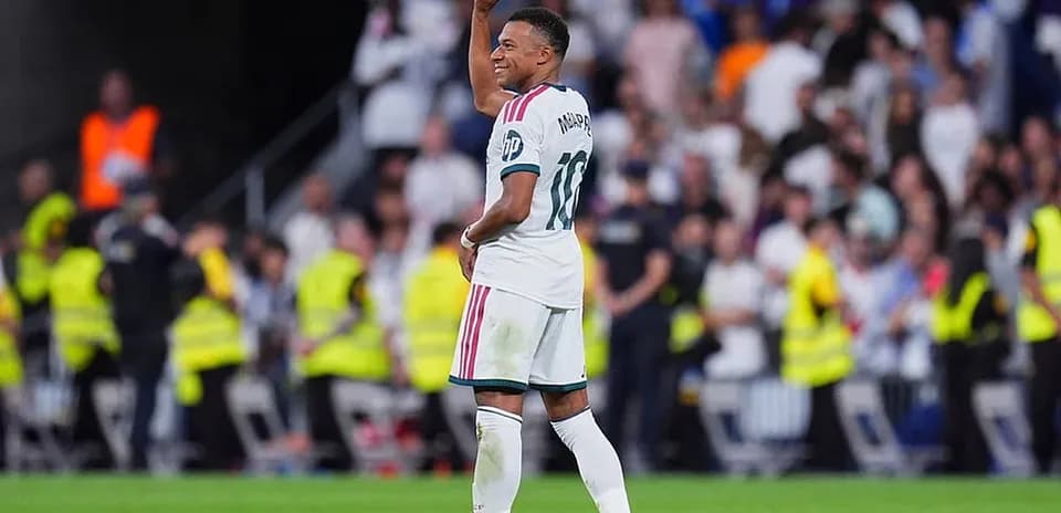 Kylian Mbappé lanzando el balón durante el partido