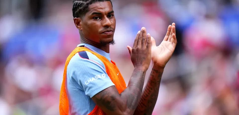 Jugador aplaudiendo durante el calentamiento previo