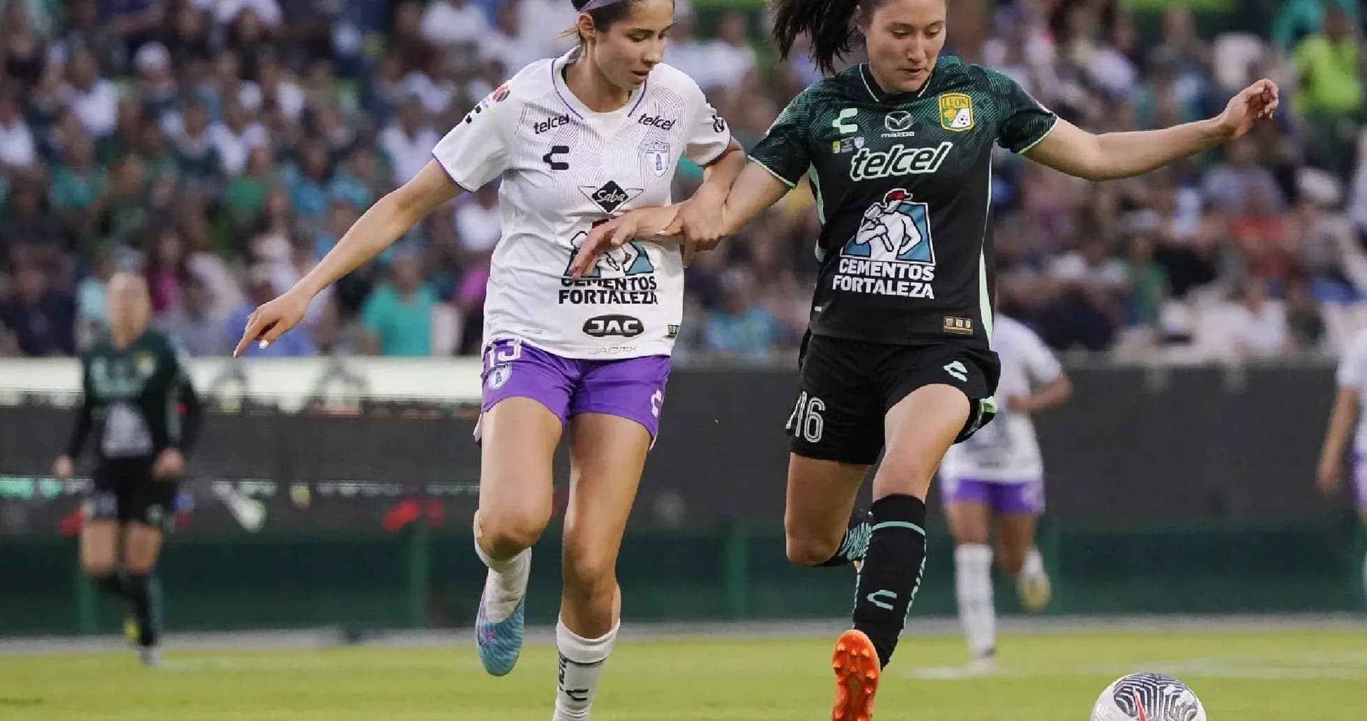 Jugadoras de Pachuca y León disputando el balón