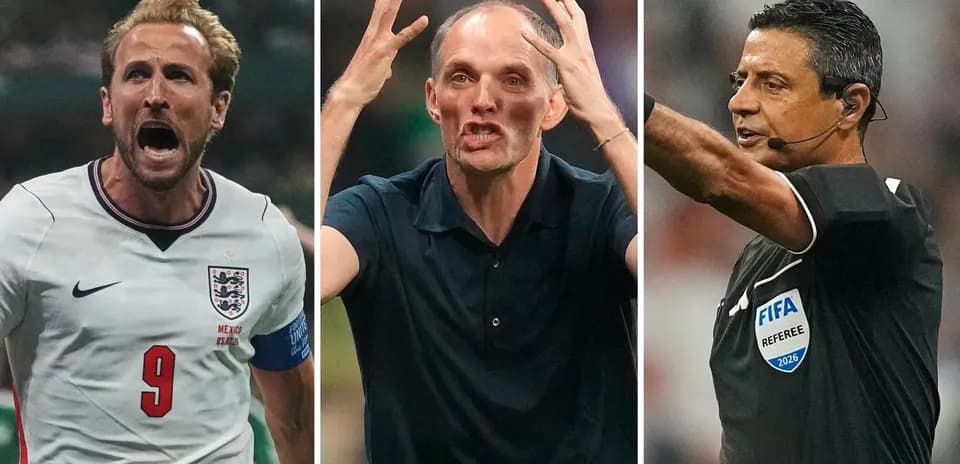 Jugador, entrenador y árbitro durante partido de fútbol